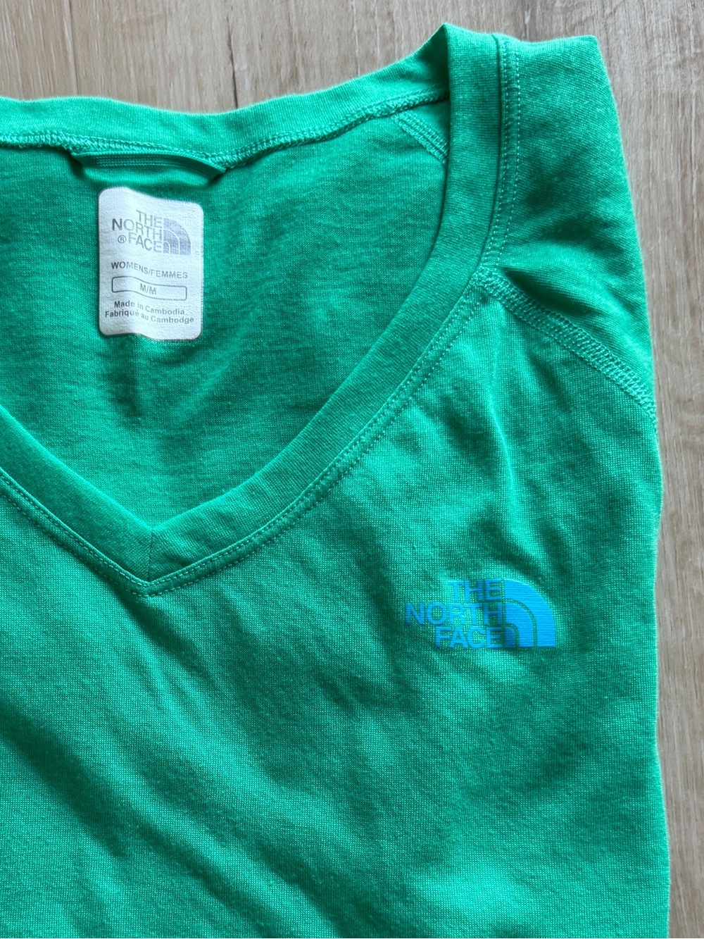 The North Face Women's Bright Green V-Neck Short Sleeve Tee Size Medium